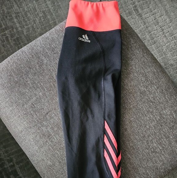 Athletic Cropped Leggings - Picture 2 of 4